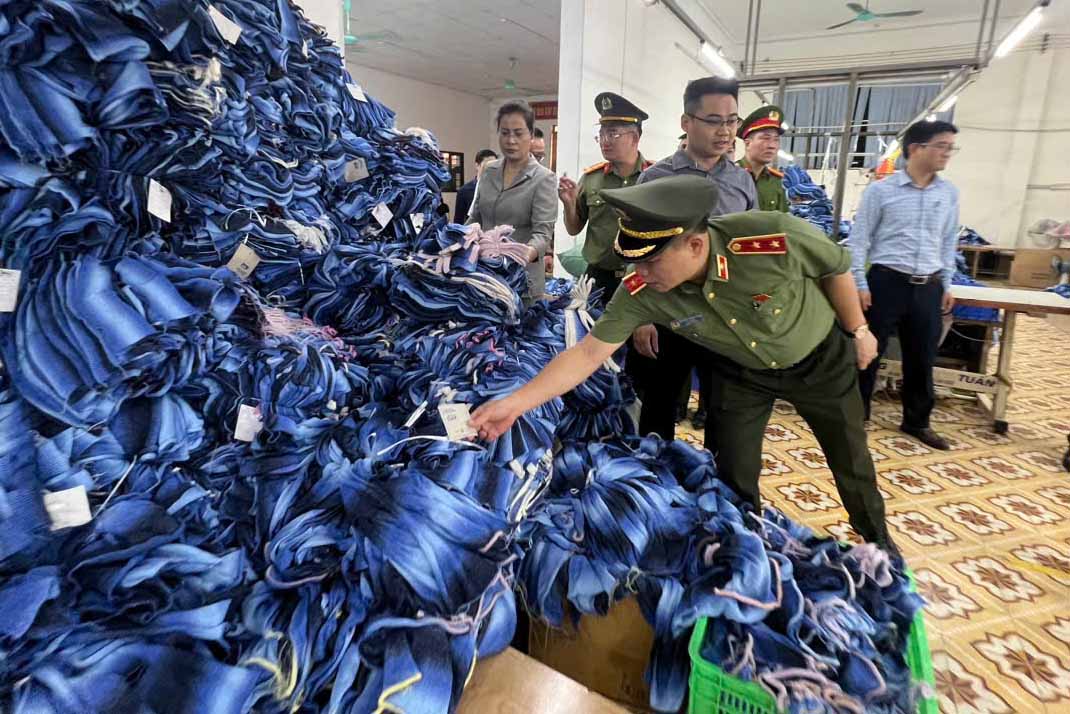 Trung tuong Nguyen Thanh Tung truc tiep kiem tra nhan mac san pham. Anh: Ngoc Bich