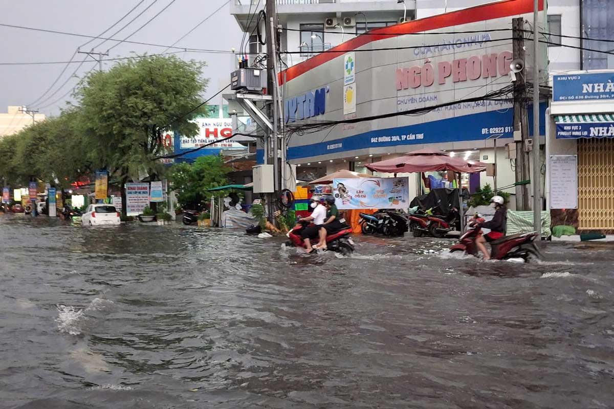 Heavy rain, many streets in the center of Can Tho city were flooded. Photo: Ta Quang