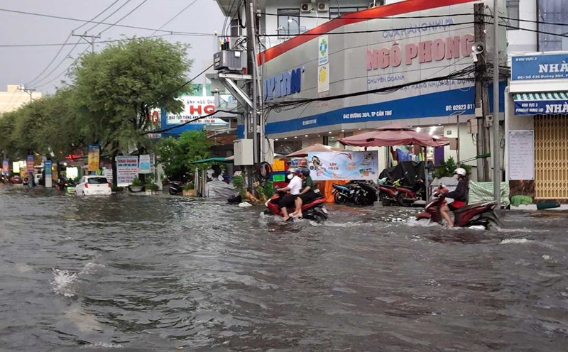 Heavy rain, many streets in the center of Can Tho city were flooded. Photo: Ta Quang