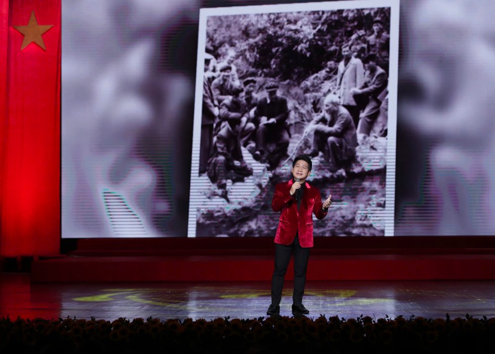 Ca si Trong Tan bieu dien tai chuong trinh. Anh: Tuan Minh