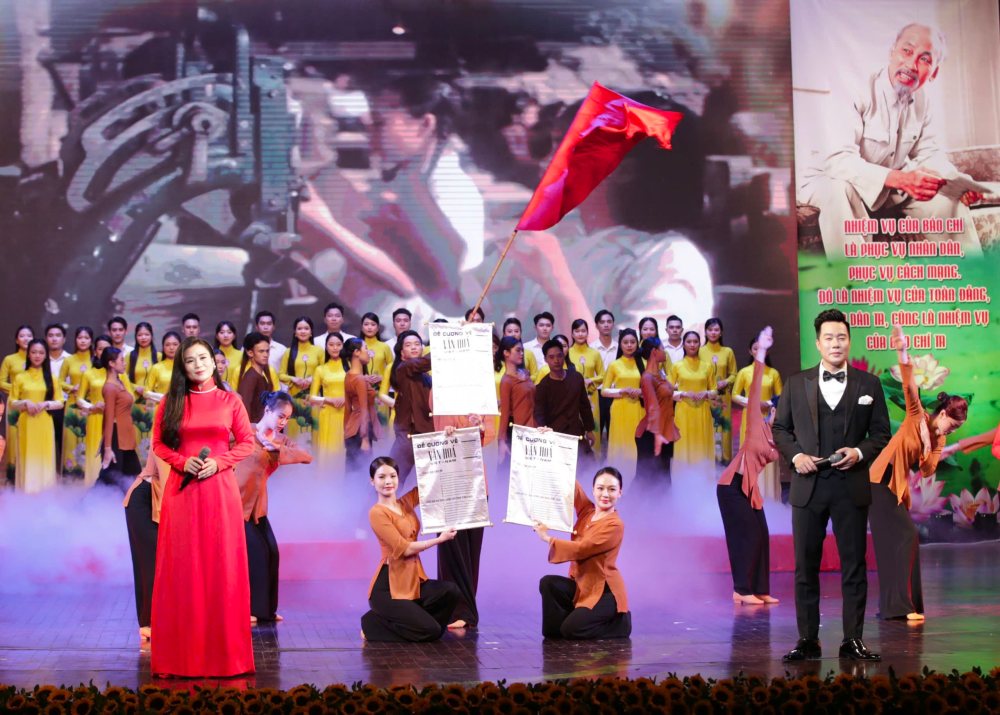 Nhung tiet muc ton vinh nghe bao, tri an dong gop cua cac the he nha bao Viet Nam duoc dan dung cong phu. Anh: Tuan Minh