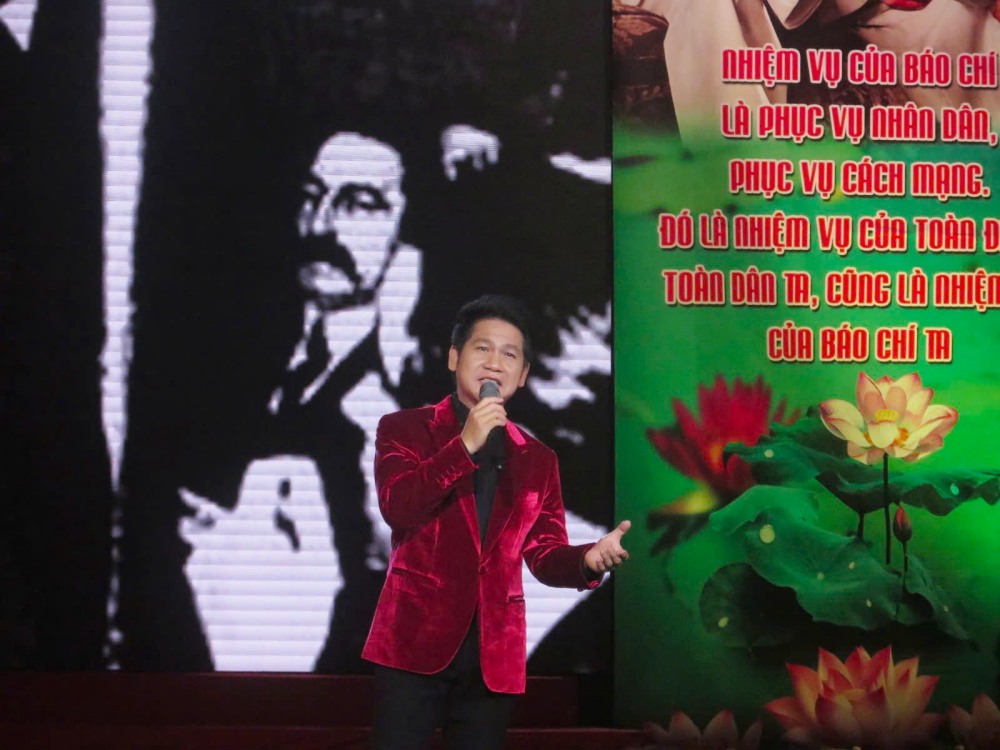 Ca si Trong Tan the hien ca khuc “Ho Chi Minh dep nhat ten Nguoi“. Anh: Huyen Chi