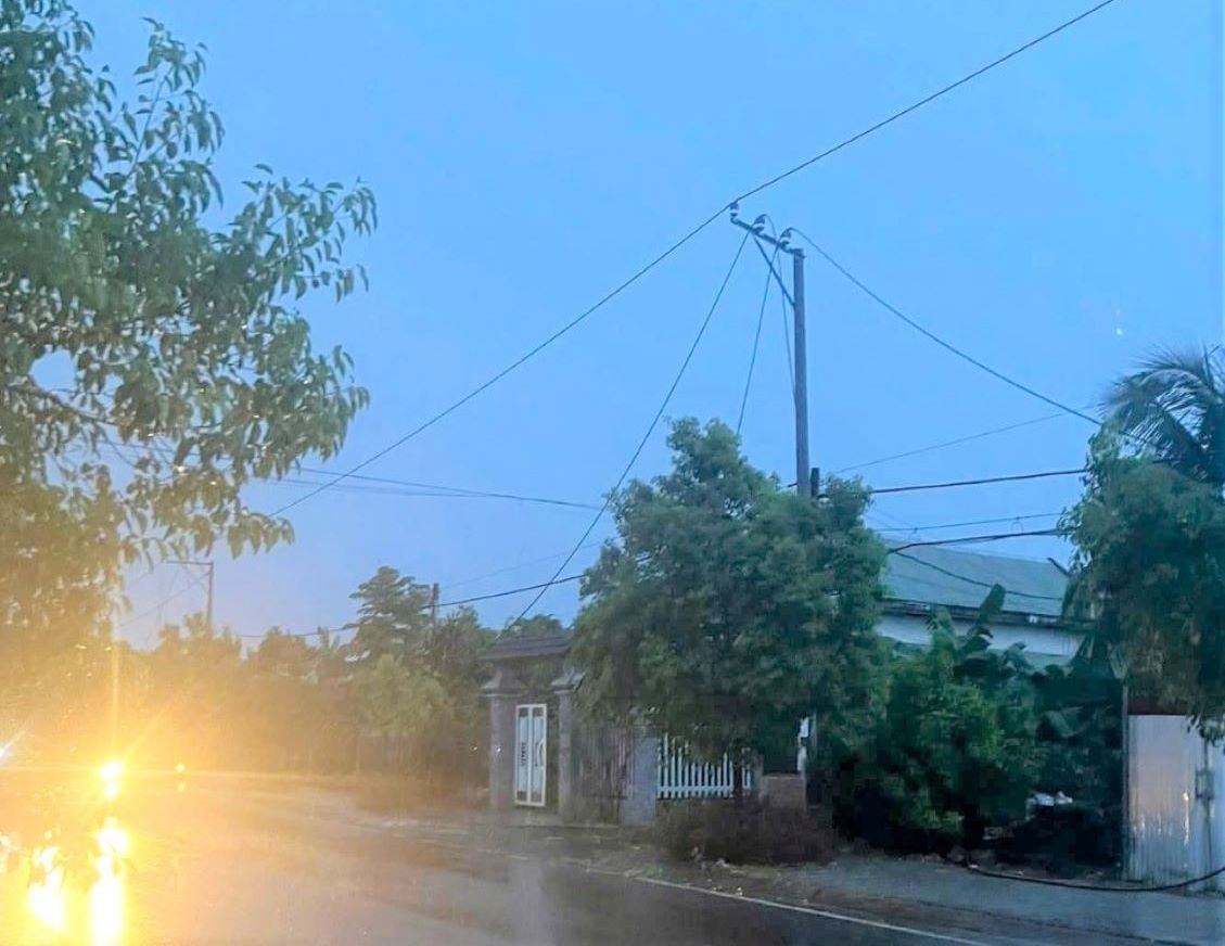 Lightning golpeo la linea de alimentacion de voltaje medio, lo que provoca que miles de hogares pierdan energia. Foto: Lam Hong