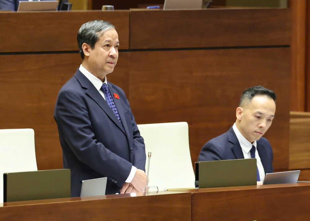 Minister of Education and Training Nguyen Kim Son answers questions about the issue of extra teaching and learning. Photo: Quochoi.vn