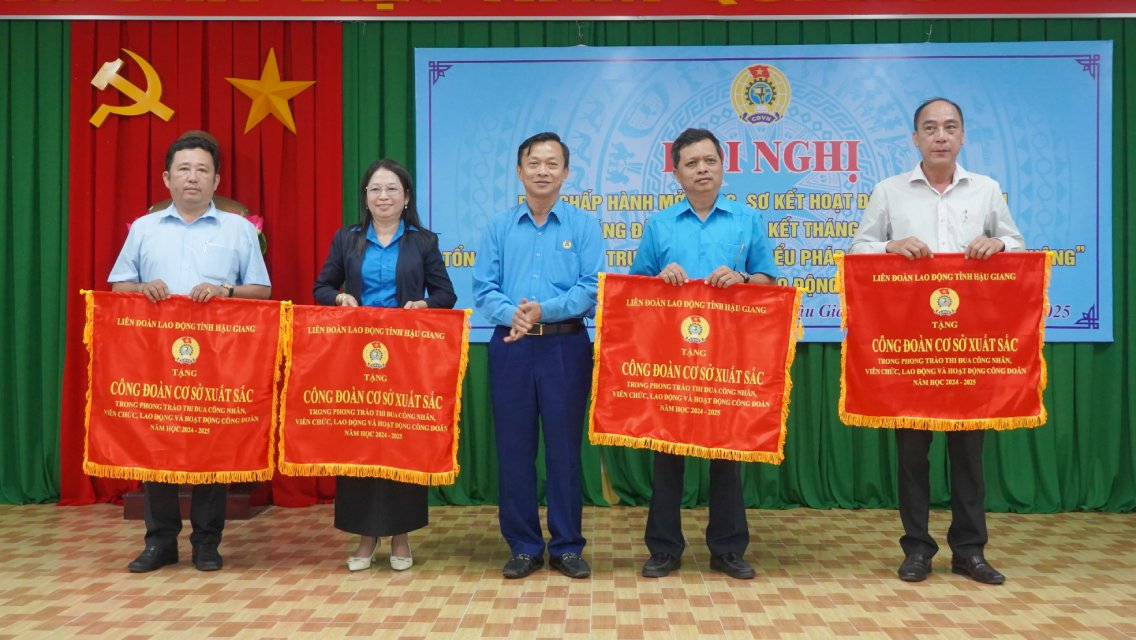 Chu tich LDLD tinh Hau Giang Le Cong Khanh trao co thi dua cho cac don vi. Anh: Quang Hung