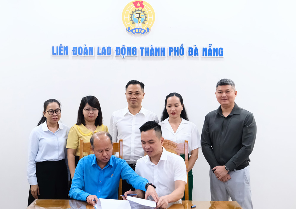 La Confederacion Laboral de la Ciudad de Da Nang firmo un acuerdo de cooperacion con Tapuho Vietnam Co., Ltd. en el programa "Bienestar para miembros de la Union". Foto: Tra Van