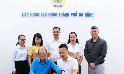 Liên đoàn Lao động thành phố Đà Nẵng ký kết thỏa thuận hợp tác với Công ty TNHH Tapuho Việt Nam trong Chương trình “Phúc lợi cho đoàn viên Công đoàn”. Ảnh: Trà Vân