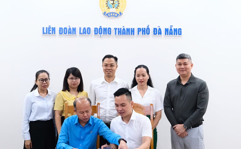 The Da Nang City Labor Federation signed a cooperation agreement with Tapuho Vietnam Co., Ltd. in the "Welfare for Union Members" Program. Photo: Tra Van