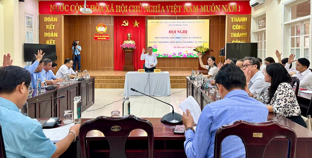 The delegates agreed to approve the list of personnel introduced to appoint as delegates of the Provisional People's Councils of wards of Da Nang. Photo: Hoai An