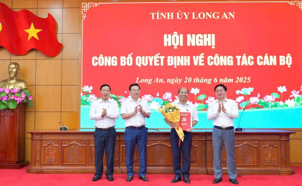 Trao quyet dinh cho Truong Ban Tuyen giao va Dan van Tinh uy Long An Hoang Dinh Can. Anh: Cong TTDT Long An