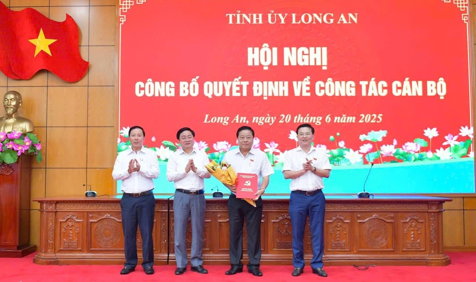 Trao quyet dinh cho Chu nhiem Uy ban Kiem tra Tinh uy Long An Tran Van Dung. Anh: Cong TTDT Long An