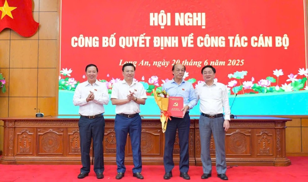 Trao quyet dinh cho Truong Ban To chuc Tinh uy Long An Le Thanh Nghiem. Anh: Cong TTDT Long An