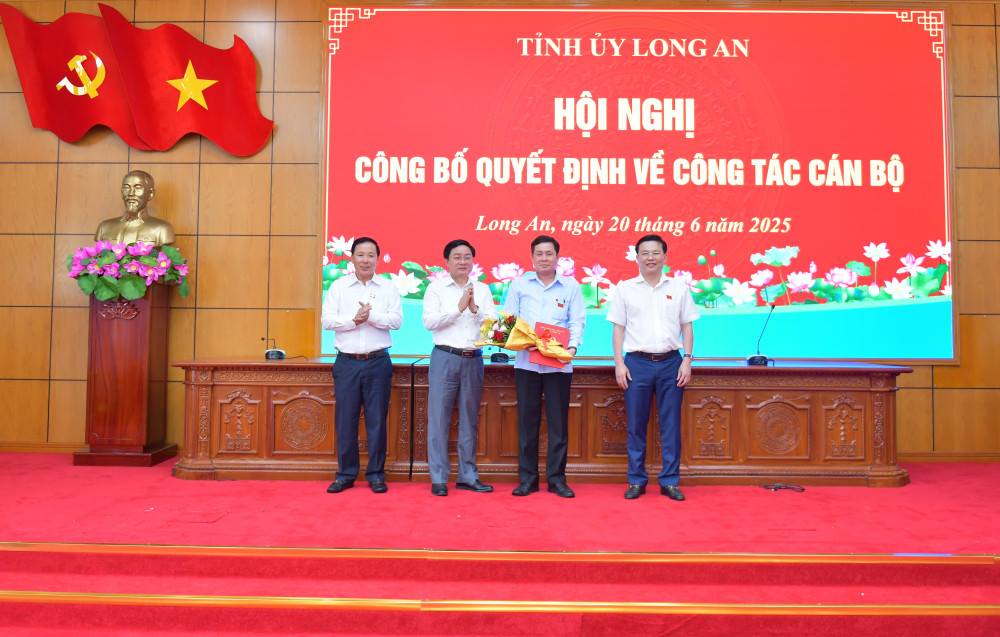 Trao quyet dinh cho Pho Chu tich phu trach HDND tinh Long An Mai Van Nhieu. Anh: Cong TTDT Long An