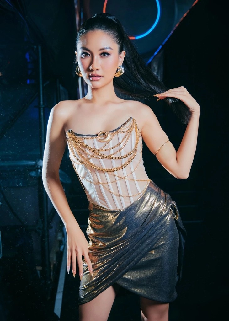 Phuong Linh. Anh: Miss Cosmo.