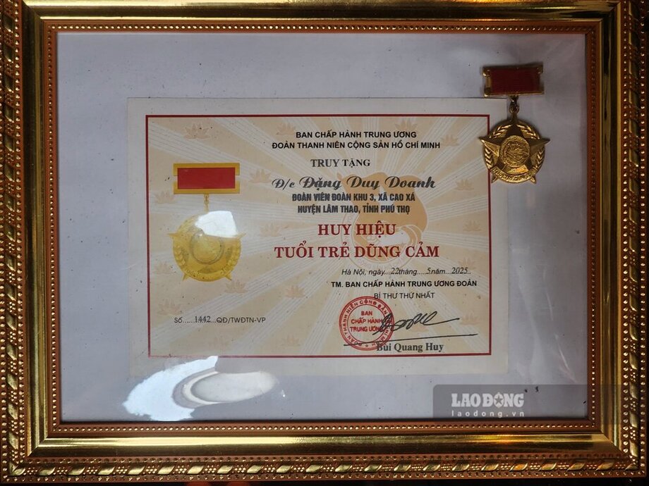 Trung uong Doan THCS Ho Chi Minh truy tang danh hieu Tuoi tre dung cam cho anh Dang DUy Doanh.