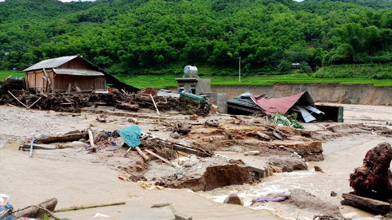 The flood swept through Sa Na village, sweeping away 24 houses and 14 people. Due to complete isolation, to reach Sa Na village, there is only a canoe or a trip through the forest. Photo: Quach Van