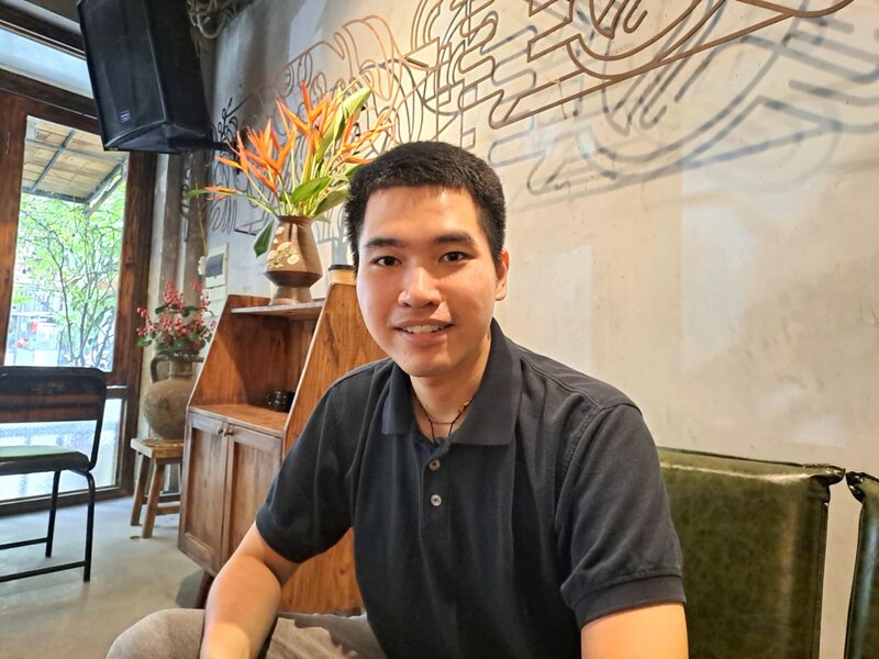 Vu Duc Anh dang ban dich vu lang nghe tam su gia 300.000 dong/gio. Anh: Yen Van