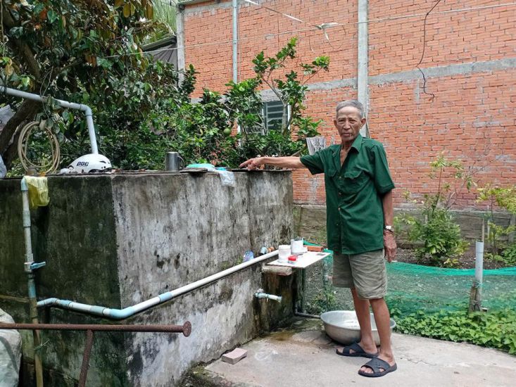 People still have to use rainwater and river water waiting for the water supply project to be completed. Photo: Hoang Loc