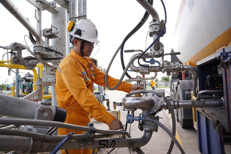 Los miembros del sindicato y los trabajadores del petroleo emulan activamente el logro para dar la bienvenida al Cuarto Grupo Nacional de Energia del Congreso del Partido Nacional de Vietnam, termino 2025-2030. Foto: Tra mi