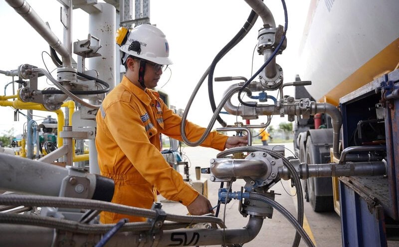 Oil and Gas union members and workers actively compete to achieve achievements to welcome the 4th Party Congress of the Vietnam National Industry - Energy Group, term 2025-2030. Photo: Tra My