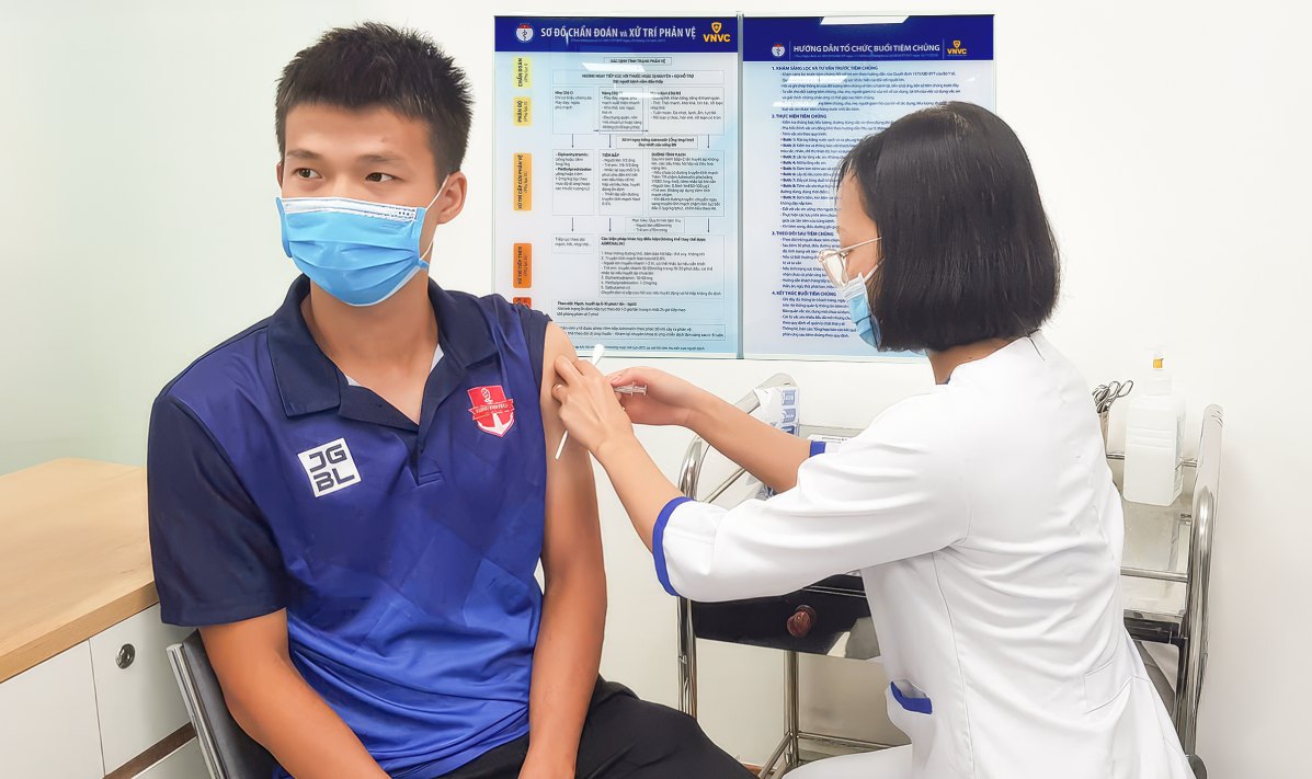 He thong tiem chung VNVC duoc nhieu CLB bong da va the thao trong nuoc tin tuong lua chon tiem chung vac xin de dam bao suc khoe truoc khi thi dau. Anh: VNVC