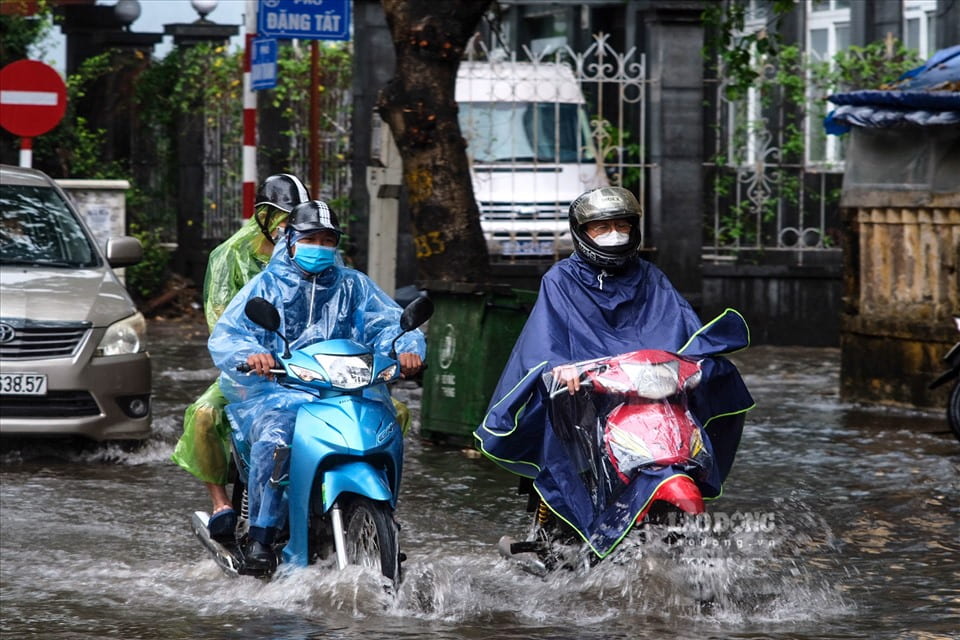 Algunos caminos en Hanoi corren el riesgo de inundaciones debido a fuertes lluvias en la mañana de 21.6. Foto: Nguyen Long
