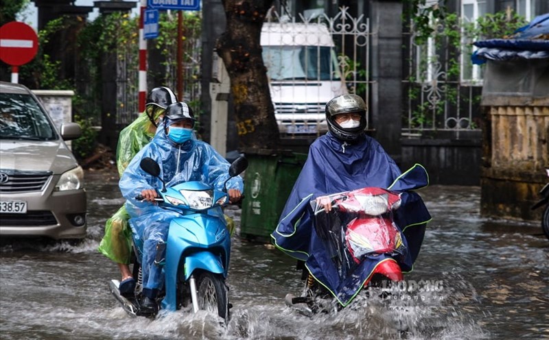Some roads in Hanoi are at risk of flooding due to heavy rain this morning, June 21. Photo: Nguyen Long