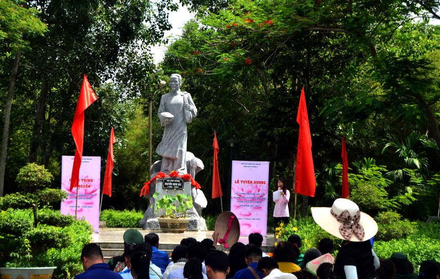 Tuong cu Pho Bang trong khu di tich Mo cu Pho bang Nguyen Sinh Sac. Anh: Thanh Mai