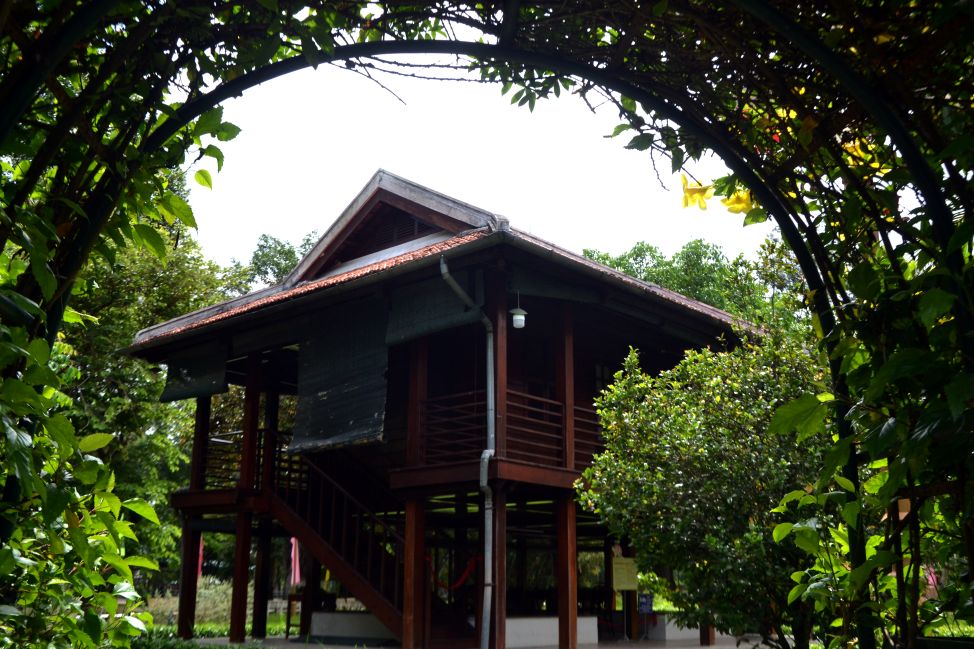 Nha san Bac Ho tai khu di tich Mo cu Pho bang Nguyen Sinh Sac. Anh: Thanh Mai