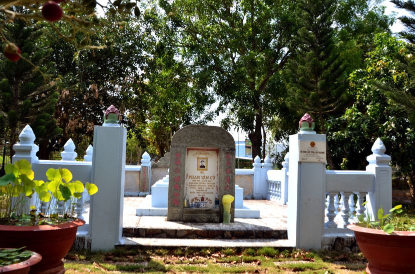 Phan mo cu Phan Van Cu, nguoi mai moi cho vo chong Diep Van Ky, Le Thi Hanh se duyen va ra nuoc ngoai hoc tap. Anh: Thanh Mai