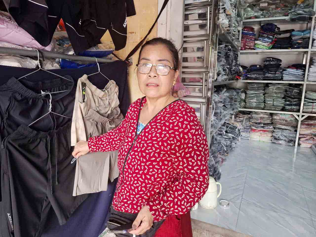 Ms. Nga, who sells clothes at Ha Tinh city market, said that she has made an electronic invoice. Photo: Tran Tuan