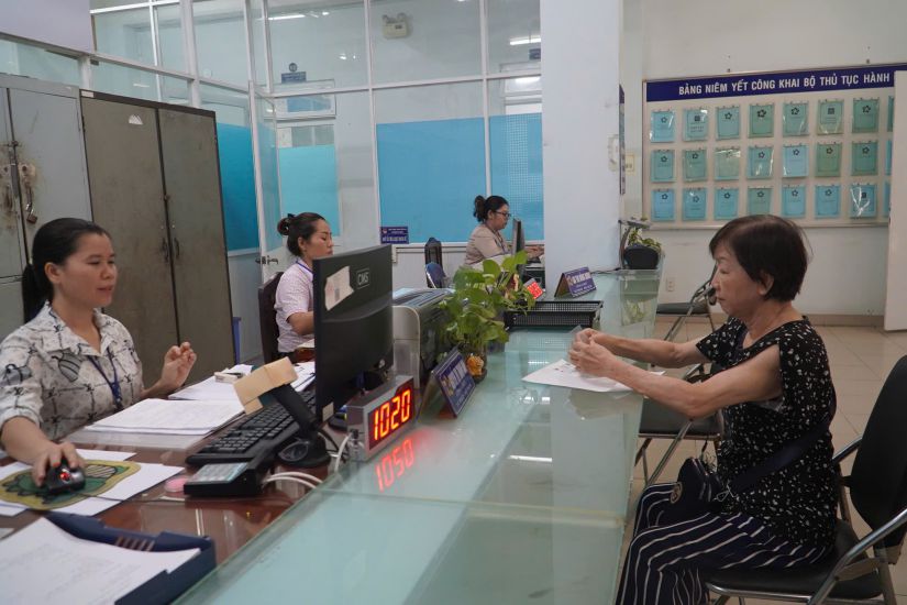 During the trial operation, the settlement of current administrative procedures for people is still taking place in parallel. Photo: Anh Tu