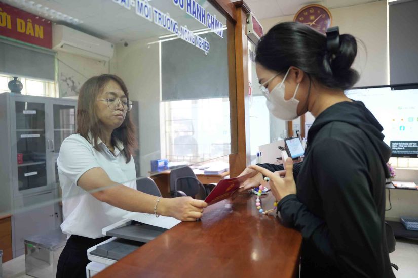 El primer piso del Comite Popular de Tay Mo Ward, Hanoi, los funcionarios y funcionarios de la tienda unica temprano para servir a la gente. 
Foto: Huu Chanh