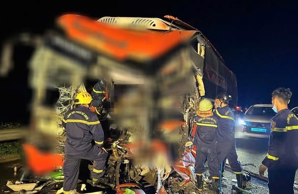Công tác cứu hộ nạn nhân trong vụ tai nạn trên tuyến cao tốc Đà Nẵng - Quảng Ngãi ngày 19.6. Ảnh: CACC