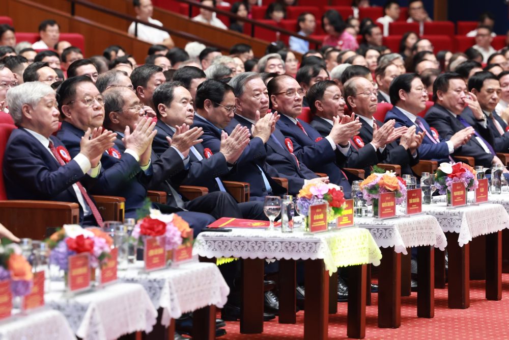 Tong Bi thu To Lam va cac dai bieu du Le ky niem. Anh: Hai Nguyen
