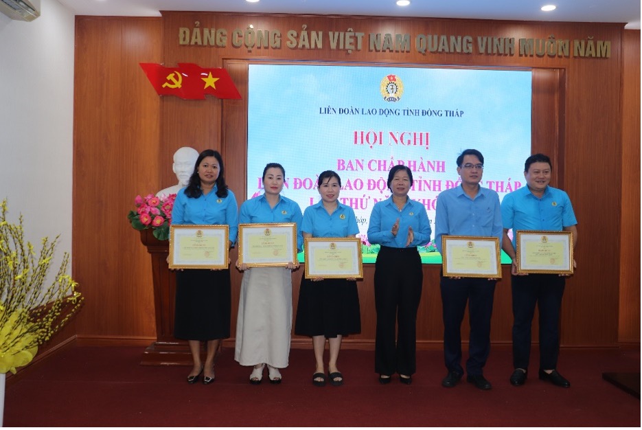 Ba Huynh Thi Tuyet Vui, Chu tich LDLD tinh tang bang khen cua Ban Chap hanh LDLD tinh cho cac cap the co thanh tich tieu bieu trong Thang Cong nhan nam 2025. Anh: Luu Hung.