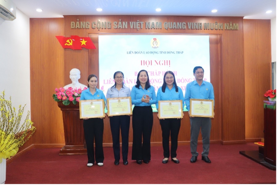Ba Huynh Thi Thu Thuy, Pho Chu tich Thuong truc LDLD tinh tang bang khen cua Ban Chap hanh LDLD tinh cho cac cap the co thanh tich tieu bieu trong Thang Cong nhan nam 2025. Anh: Luu Hung.
