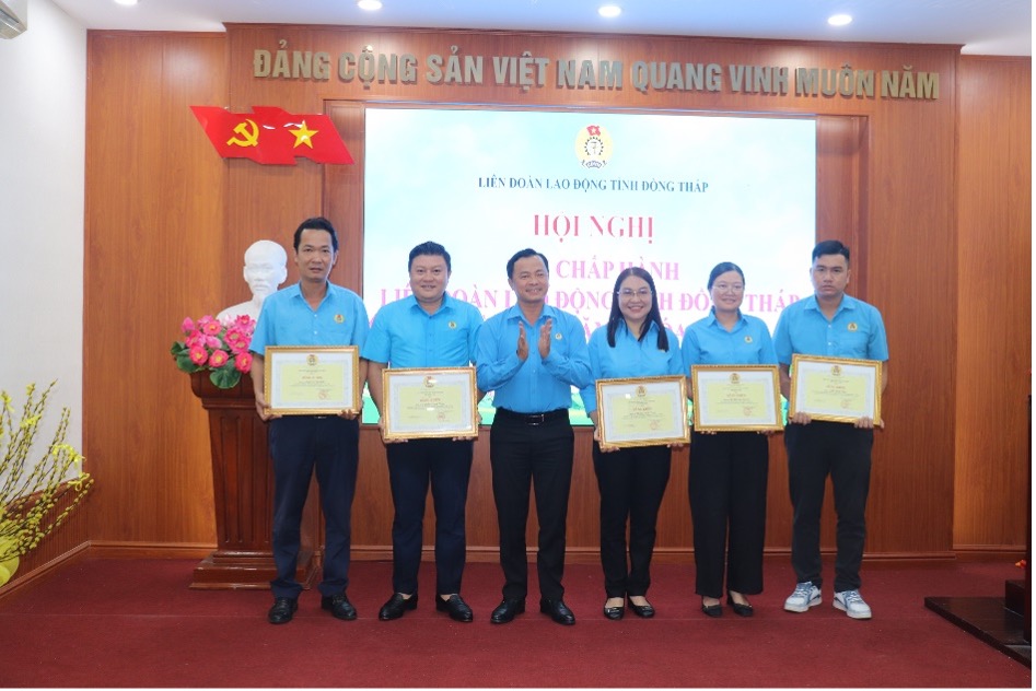 Ong Nguyen Thanh Tuan, Pho Chu tich LDLD tinh tang bang khen cua Ban Chap hanh LDLD tinh cho cac ca nhan co thanh tich tieu bieu trong Thang Cong nhan nam 2025. Anh: Luu Hung.