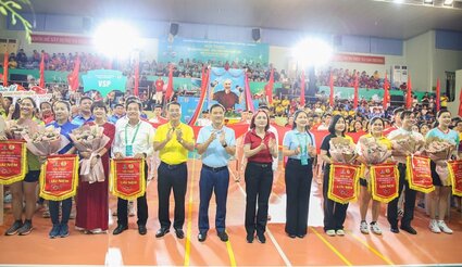 Otorgando banderas de recuerdos en la apertura del Festival Deportivo del Grupo Nacional de Energia de Vietnam. Foto: Hoang Nhien