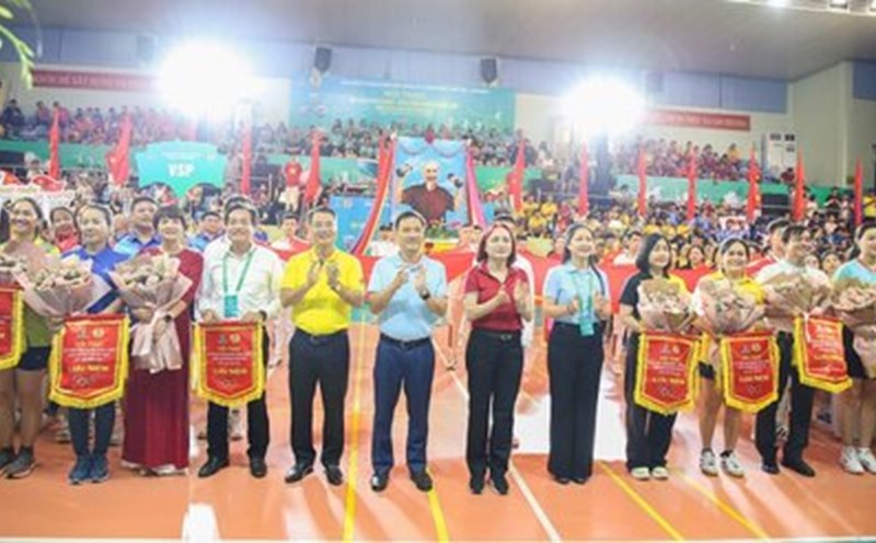 Awarding souvenir flags at the opening ceremony of the Vietnam National Industry - Energy Group Sports Festival. Photo: Hoang Nhien