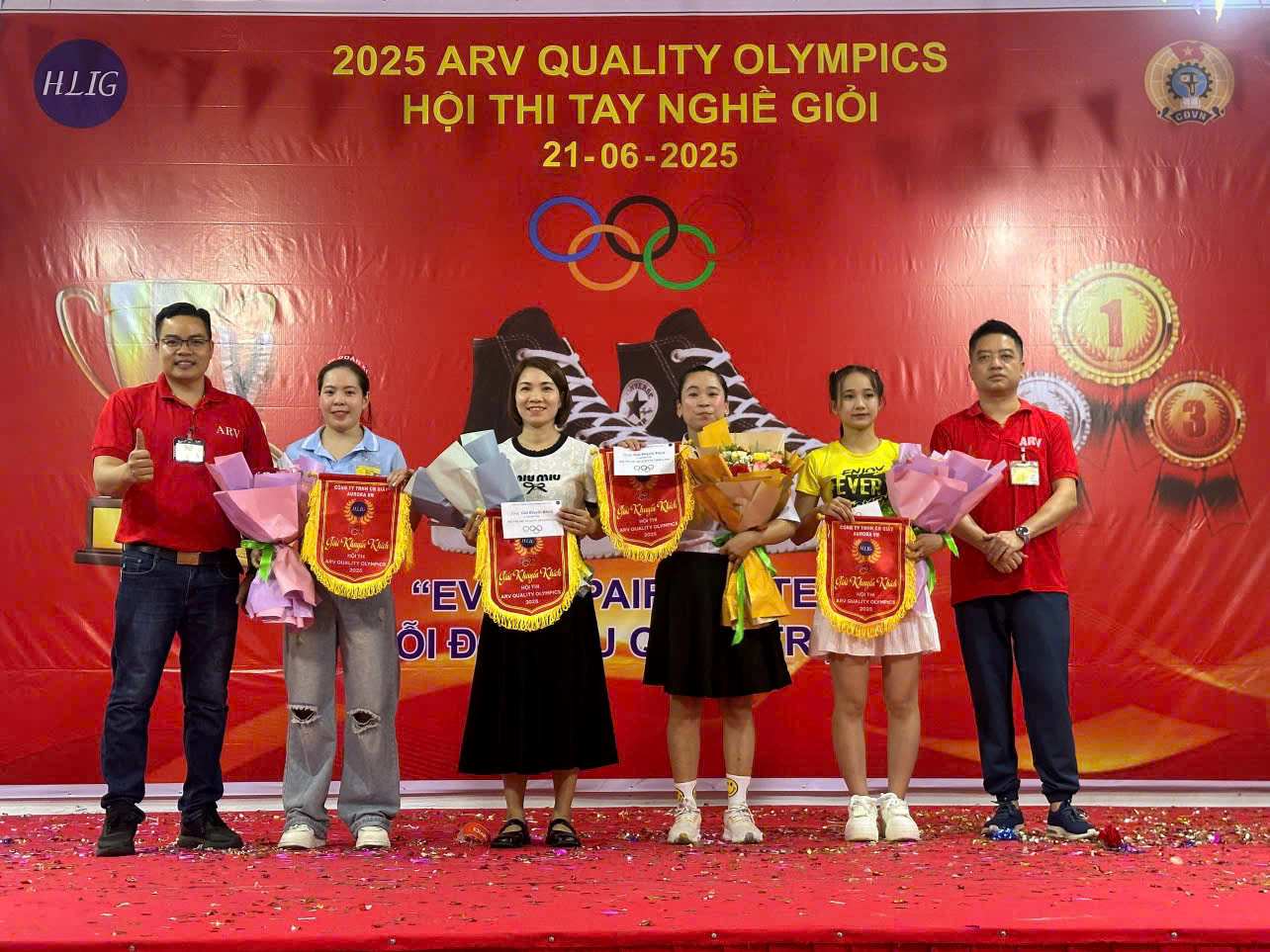 Ban to chuc trao giai cho cac doi thi.