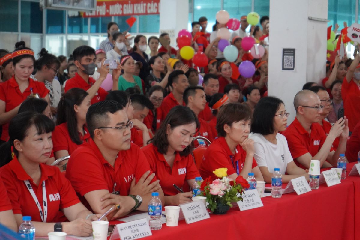 Ban lanh dao Cong ty cung hang tram co dong vien don xem tiet muc cua cac thi sinh tai vong thi tap the. Ảnh: Mai Dung