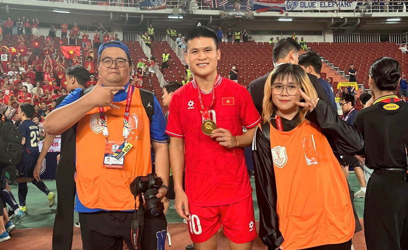 Reporter Phuong Trang and her husband worked at many sports events. Photo: The Son