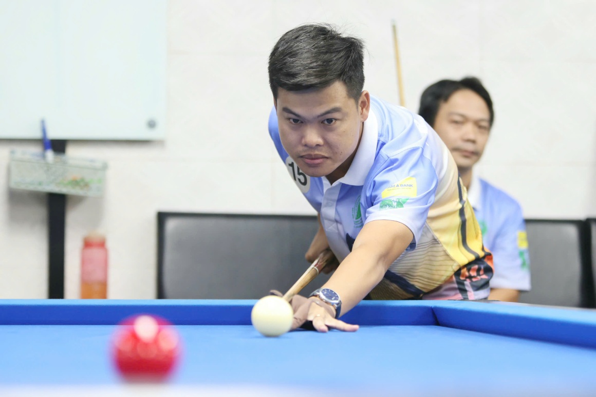 Phong vien Ta Quang - Bao Lao Dong tham gia giai Bida. Anh: Quang Trung