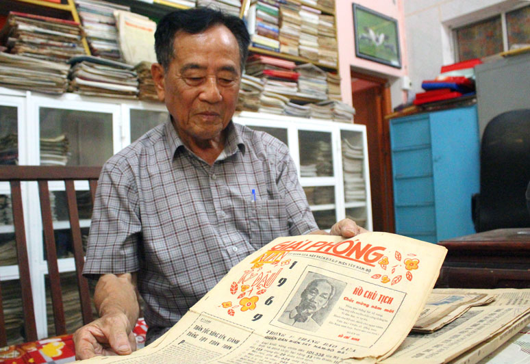 Journalist Truong Thanh Nha with Giai Phong newspaper - an agency of the Liberation Front of the Southwest. Photo: Luc Tung