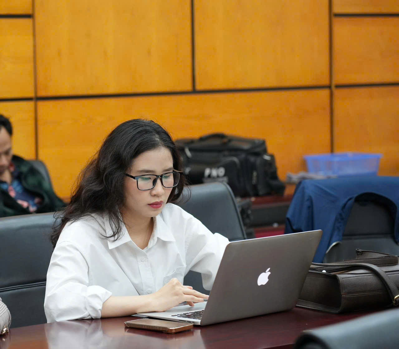 At conferences and events of important nature, requiring speed and accuracy, audio file extraction software helps reporters save more working time. Photo: Minh Phuong