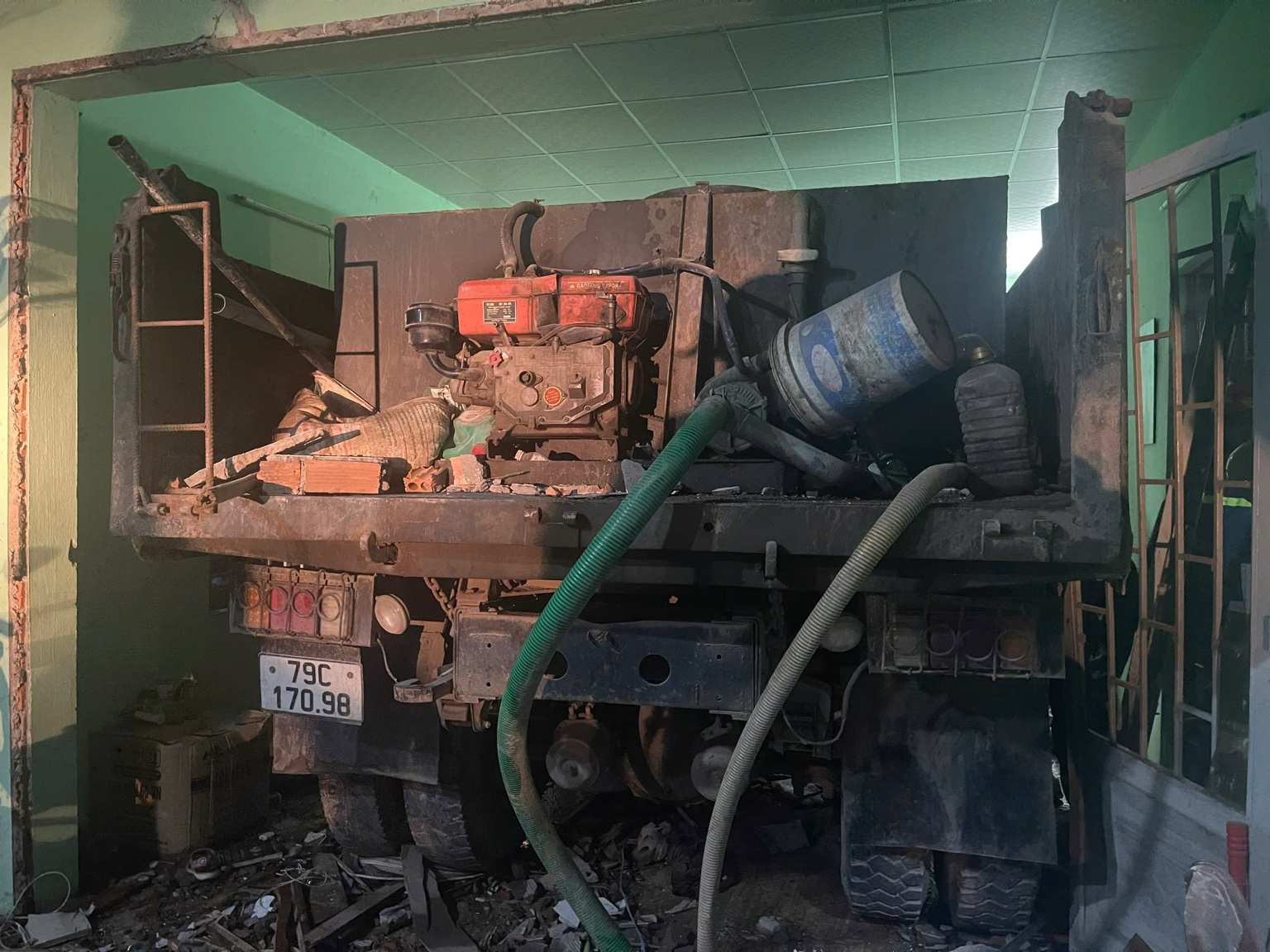 The police have tested the alcohol concentration of the truck driver who crashed into a house in Nha Trang. Photo: Provided by the police