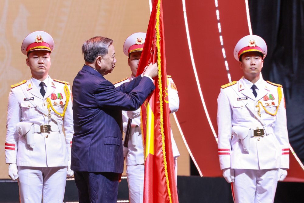 Tong Bi thu To Lam gan Huan chuong Ho Chi Minh len la co truyen thong cua Bao chi cach mang Viet Nam. Anh: Hai Nguyen