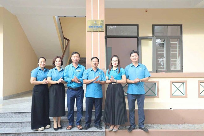 Gắn biển 2 công trình nhà nội trú công đoàn cho giáo viên ở Hà Tĩnh