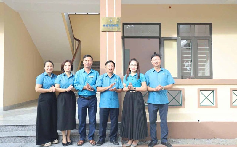 Ha Tinh Labor Union attaches a signboard to the Cam Lac Primary Boarding House project. Photo: Doan Tuan